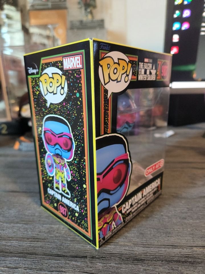 Funko PoP Marvel The Falcon & the Winter Soldier Captain America Blacklight Funko
