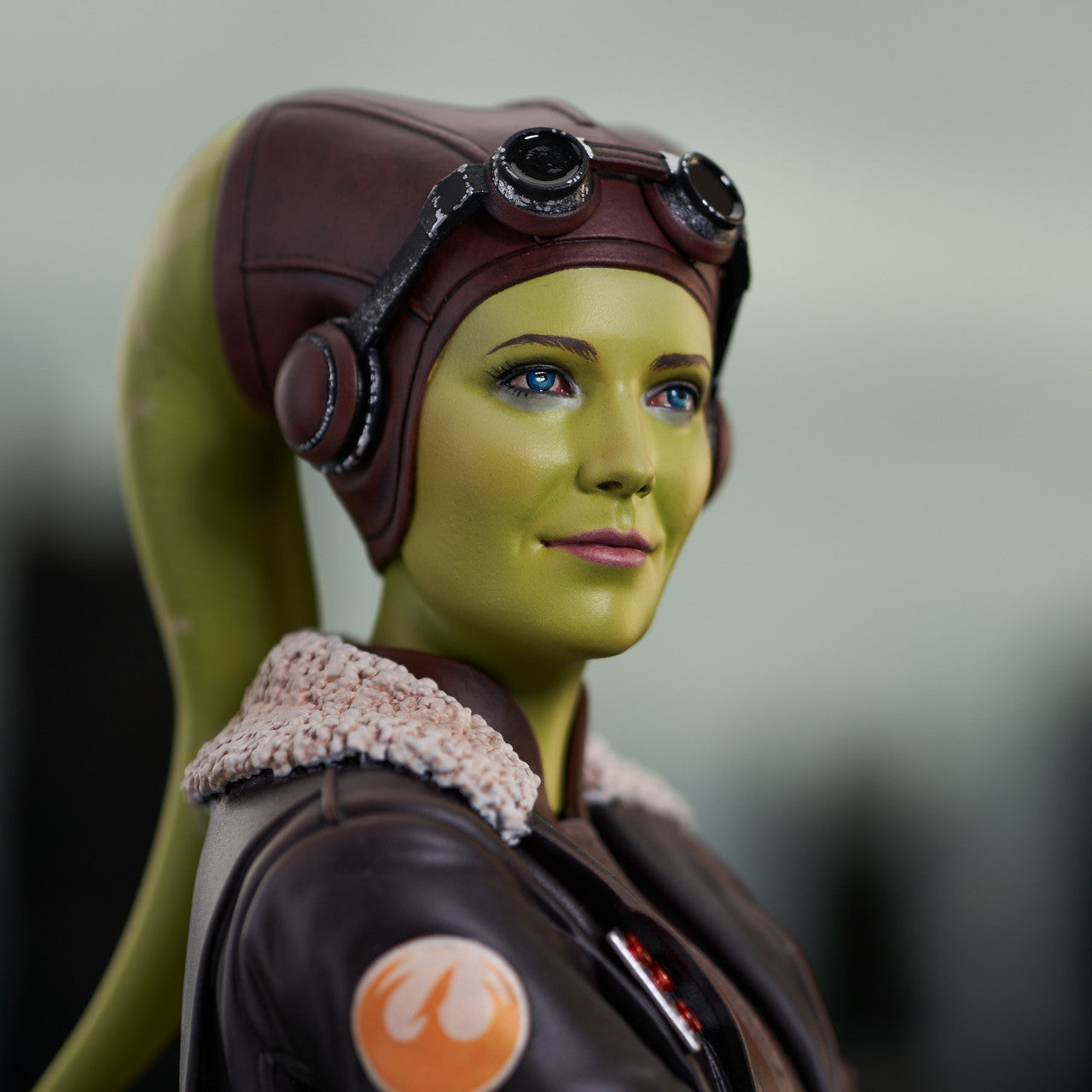 Star Wars: Ahsoka Hera Syndulla 1:6 Scale Mini-Bust - Hyperdrive Collector Zone