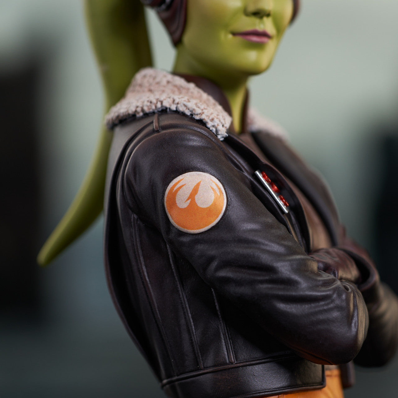 Star Wars: Ahsoka Hera Syndulla 1:6 Scale Mini-Bust - Hyperdrive Collector Zone